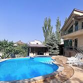 4 Bed Villa Estate Sleeps 7 - Pool, Garden, Sauna