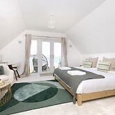 JOIVY Aurora House - 4 Bed With Hot Tub And Sea View