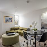 Luxurious 2 Bedroom Apartment With Free Parking