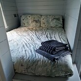 Glamping Hut - Sleeps 2, hot tub & Parking