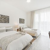 Penthouse w Jacuzzi Incl at Lake View