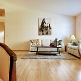 Private bedroom in Desert Western House near Wine Country