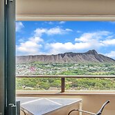 Spectacular Ocean & Diamond Head View 2 Bedroom Condo w/ Free Parking!