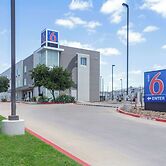 Motel 6 Laredo, TX - Airport