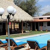 Machele' s Place Beachside Hotel & Pool