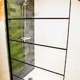 Swarm - 3 Waterlodges Naast Elkaar in Friesland