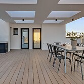 Sanders Crystal 2 - Dreamy 3-bdr. Apt. With Shared Rooftop