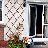 1 Bed Flat - Sleeps 4 - Garden - Parking - Wifi