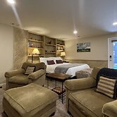 Couples Retreat With Hot Tub, Sauna and Steam Room