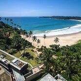 Modern Beach Villa With Roof Garden