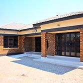 Manacomfy - 14bed House - 4 Baths - Victoria Falls