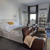 Gorgeous, Comfortable Apartment on the High Street