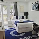 Stunning 1-bed Apartment in Harrow With Parking