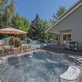 All Seasons Getaway 4 Bedroom Home by NW Comfy Cabins by RedAwning