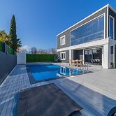 Villa With Pool and Backyard in Kepez