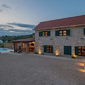 Adorable Holiday Home With Swimming Pool