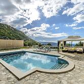 Villa Pave - Six-bedroom Villa With Terrace and Swimming Pool