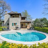 Beautiful Stone Villa in Tinjan With Swimming Pool