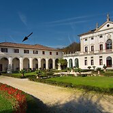 Villa in Venice With Private Pool & Park