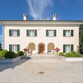 Splendid Villa in Macerata With Pool & Views