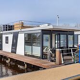Houseboat Sneekermeer With Garden and Views