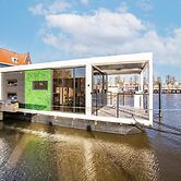 Beautiful Houseboat With Shared Pool