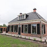 Stylish Farmhouse With Spa Tub