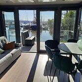 Waterfront Houseboat Near the Centre