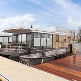 Houseboat With Stunning Views