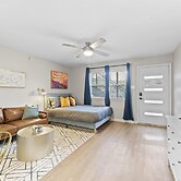 Stylish Modern Studio Close to Downtown and Domain