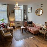 Quirky Town Centre Apartment With River Terrace