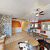 Rawhide Ranch - Walk To Pappy And Harriet's With Hot Tub! 3 Bedroom Ho