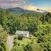 Penny by Avantstay Weaverville Home w/ Mtn Views