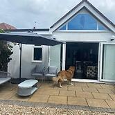 Pet Friendly, Unique 4-bed Bungalow in Porthcawl