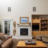 Family Getaway~hot Tub, Ice Castles & Tubing Hs 5 Bedroom Home by RedA