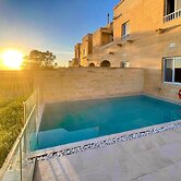 Amazing 4 Bedroom Holiday Home With Infinity Pool