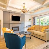 Cheerful 3 bedroom w/ indoor fireplace in Toronto - 02 free parking