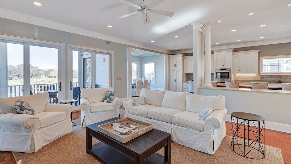 20 Morgan Place Drive by Avantstay Waterfront Home w/ Private Dock