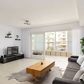 Bright and Fresh Family Home near Beach