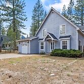 Sierra Mountain Lodge 3 Bedroom Home by RedAwning