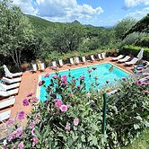 Vicolo - Sleeps 5 With air Con, Wifi, Balcony for Dining and Pool