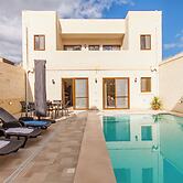 Nadurin, Gozitan Villa 7 Bedr. & 2 Pools
