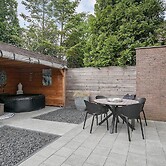 Grou Getaway With Bikes & Whirlpool