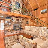 Rustic Knotty Pine - Minutes to the Water!