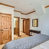 New Listing! Apres & Fairway Retreat 5 Bedroom Home by RedAwning