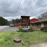 Queen Guest Room located at the Joplin Inn at the entrance to Mountain