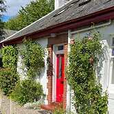 Gorgeous Comrie Cottage, hot tub & Mountain Views