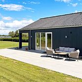 Stylish Lakeview Retreat-by Traum