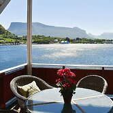 8 Person Holiday Home in Midsund