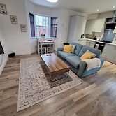 1 Bed Apartment Sleeps 2 - Parking & Wifi